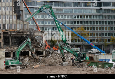 Hamburg, Deutschland. 7. November 2016. Arbeiter benutzen schweren Maschinen während des Abrisses des Axel-Springer-Gebäudes in Hamburg, Deutschland, ß7 November 2016. Foto: Axel Heimkin/Dpa/Alamy Live News Stockfoto