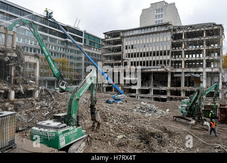 Hamburg, Deutschland. 7. November 2016. Arbeiter benutzen schweren Maschinen während des Abrisses des Axel-Springer-Gebäudes in Hamburg, Deutschland, ß7 November 2016. Foto: Axel Heimkin/Dpa/Alamy Live News Stockfoto