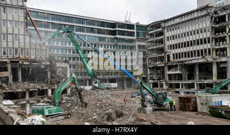 Hamburg, Deutschland. 7. November 2016. Arbeiter benutzen schweren Maschinen während des Abrisses des Axel-Springer-Gebäudes in Hamburg, Deutschland, ß7 November 2016. Foto: Axel Heimkin/Dpa/Alamy Live News Stockfoto