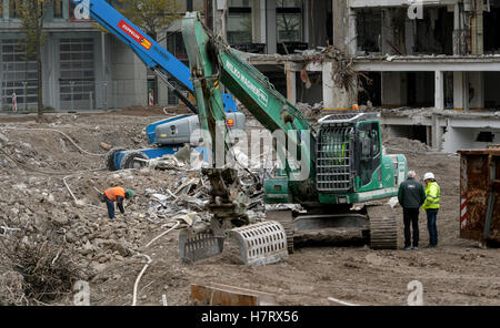 Hamburg, Deutschland. 7. November 2016. Arbeiter benutzen schweren Maschinen während des Abrisses des Axel-Springer-Gebäudes in Hamburg, Deutschland, ß7 November 2016. Foto: Axel Heimkin/Dpa/Alamy Live News Stockfoto