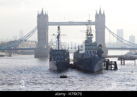 London, UK. 8. November 2016. Eine deutsche Fregatte verankert neben HMS Belfast an kalten Morgen Credit: Amer Ghazzal/Alamy Live-Nachrichten Stockfoto