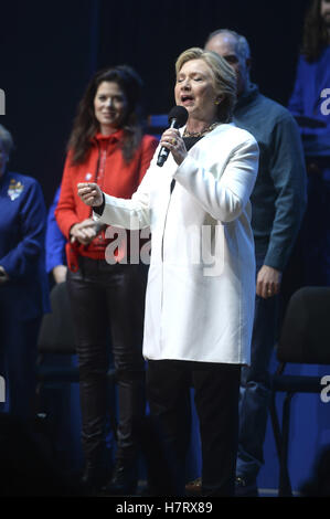 Philadelphia, Pennsylvania. 5. November 2016. Debra Messing und Hillary Clinton während der "Erhalten Out The Vote"-Konzert zur Unterstützung der Hillary Clinton am Mann Center For Performing Arts am 5. November 2016 in Philadelphia, Pennsylvania. | Verwendung Weltweit © Dpa/Alamy Live-Nachrichten Stockfoto