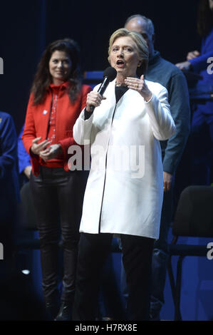 Philadelphia, Pennsylvania. 5. November 2016. Debra Messing und Hillary Clinton während der "Erhalten Out The Vote"-Konzert zur Unterstützung der Hillary Clinton am Mann Center For Performing Arts am 5. November 2016 in Philadelphia, Pennsylvania. | Verwendung Weltweit © Dpa/Alamy Live-Nachrichten Stockfoto