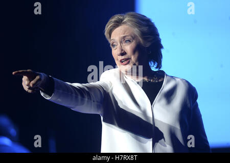 Philadelphia, Pennsylvania. 5. November 2016. Hillary Clinton spricht während der "Erhalten Out The Vote"-Konzert zur Unterstützung der Hillary Clinton am Mann Center For Performing Arts am 5. November 2016 in Philadelphia, Pennsylvania. | Verwendung Weltweit © Dpa/Alamy Live-Nachrichten Stockfoto