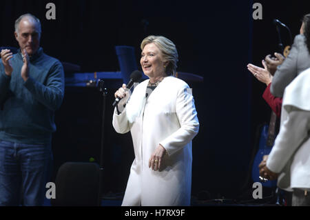 Philadelphia, Pennsylvania. 5. November 2016. Bob Casey Jr. und Hillary Clinton führt während der "Erhalten Out The Vote"-Konzert zur Unterstützung der Hillary Clinton am Mann Center For Performing Arts am 5. November 2016 in Philadelphia, Pennsylvania. | Verwendung Weltweit © Dpa/Alamy Live-Nachrichten Stockfoto