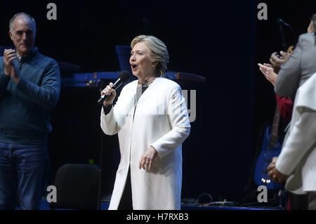 Philadelphia, Pennsylvania. 5. November 2016. Bob Casey Jr. und Hillary Clinton führt während der "Erhalten Out The Vote"-Konzert zur Unterstützung der Hillary Clinton am Mann Center For Performing Arts am 5. November 2016 in Philadelphia, Pennsylvania. | Verwendung Weltweit © Dpa/Alamy Live-Nachrichten Stockfoto