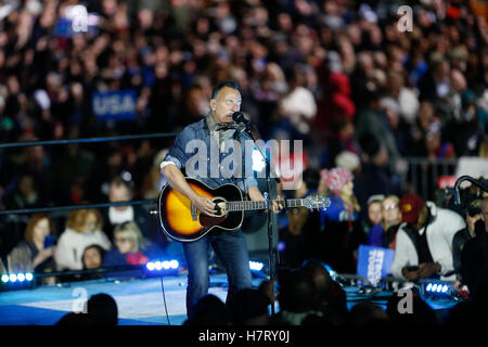 Philadelphia, USA. 7. November 2016. Bruce Springsteen führt während der GOTV Rallye auf Unabhängigkeit Mall mit Hillary Clinton in Philadelphia, PA am 07.11.2016 Credit: The Foto Zugang/Alamy Live News Stockfoto