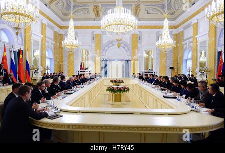 St. Petersburg, Russland. 7. November 2016. Der chinesische Ministerpräsident Li Keqiang und sein russischer Amtskollege Dmitry Medvedev Ko-Vorsitzende der 21. China und Russland Premierminister regelmäßige Treffen in St. Petersburg, Russland, 7. November 2016. © Zhang Duo/Xinhua/Alamy Live-Nachrichten Stockfoto