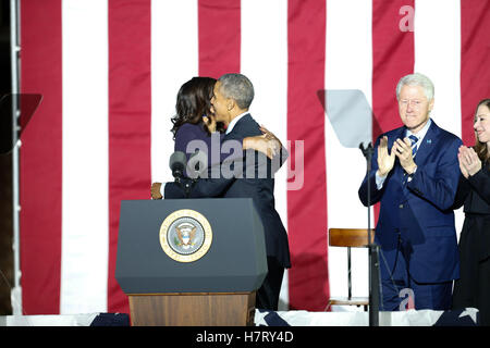 Philadelphia, USA. 7. November 2016. Präsident Barack Obama und First Lady Michelle Obama auf der Bühne während der GOTV Rallye auf Unabhängigkeit Mall mit Hillary Clinton in Philadelphia, PA auf 07.11.2016 Credit: The Foto Zugang/Alamy Live News Stockfoto