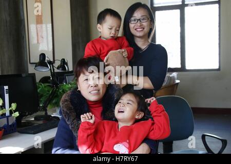 Binzhou, Binzhou, China. 8. November 2016. Binzhou, CHINA-November 8 2016: (nur zur redaktionellen Verwendung. CHINA aus) ein Familienfoto der Journalist in Binzhou, Ost-China Shandong Provinz, 8. November 2016. Eine Zeitung eingeladen, Mitglieder der Familie von Journalisten, Familienfotos mit Journalisten im Büro in Binzhou, Provinz Shandong, Kennzeichnung der 17. Journalist Tag nehmen. © SIPA Asien/ZUMA Draht/Alamy Live-Nachrichten Stockfoto