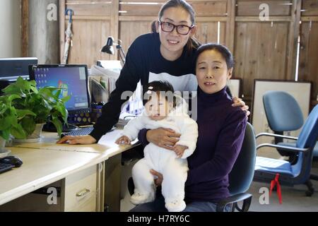 Binzhou, Binzhou, China. 8. November 2016. Binzhou, CHINA-November 8 2016: (nur zur redaktionellen Verwendung. CHINA aus) ein Familienfoto der Journalist in Binzhou, Ost-China Shandong Provinz, 8. November 2016. Eine Zeitung eingeladen, Mitglieder der Familie von Journalisten, Familienfotos mit Journalisten im Büro in Binzhou, Provinz Shandong, Kennzeichnung der 17. Journalist Tag nehmen. © SIPA Asien/ZUMA Draht/Alamy Live-Nachrichten Stockfoto