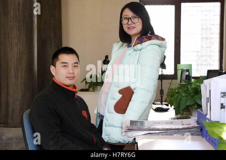 Binzhou, Binzhou, China. 8. November 2016. Binzhou, CHINA-November 8 2016: (nur zur redaktionellen Verwendung. CHINA aus) ein Familienfoto der Journalist in Binzhou, Ost-China Shandong Provinz, 8. November 2016. Eine Zeitung eingeladen, Mitglieder der Familie von Journalisten, Familienfotos mit Journalisten im Büro in Binzhou, Provinz Shandong, Kennzeichnung der 17. Journalist Tag nehmen. © SIPA Asien/ZUMA Draht/Alamy Live-Nachrichten Stockfoto