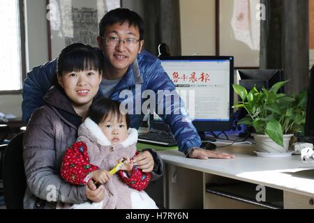 Binzhou, Binzhou, China. 8. November 2016. Binzhou, CHINA-November 8 2016: (nur zur redaktionellen Verwendung. CHINA aus) ein Familienfoto der Journalist in Binzhou, Ost-China Shandong Provinz, 8. November 2016. Eine Zeitung eingeladen, Mitglieder der Familie von Journalisten, Familienfotos mit Journalisten im Büro in Binzhou, Provinz Shandong, Kennzeichnung der 17. Journalist Tag nehmen. © SIPA Asien/ZUMA Draht/Alamy Live-Nachrichten Stockfoto