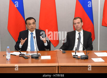 St. Petersburg, Russland. 7. November 2016. Chinesischer Premier Li Keqiang (L) trifft Journalisten gemeinsam mit seinem russischen Amtskollegen Dmitry Medvedev in St. Petersburg, Russland, 7. November 2016. © Rao Aimin/Xinhua/Alamy Live-Nachrichten Stockfoto