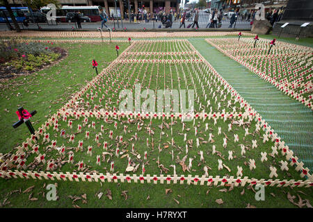 Edinburgh, UK. 8. November 2016. Mohn Schottland - der Erinnerung Fotografien von Schottlands Feld oder Erinnerung an das Scott Monument in Princes Gardens befindet sich im Zentrum von Edinburgh. Die Veranstaltung wird organisiert von Poppy Schottland durch öffentliche Bepflanzung kleine Holzkreuze als eine Hommage an die Gefallenen in allen militärischen Konflikten. Bildnachweis: Phil Hutchinson/Alamy Live-Nachrichten Stockfoto