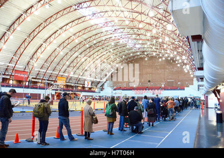 Wähler in Park Slope armory Brooklyn Queuing auf Linie in Brooklyn, New York, Simon Leigh 2016 Präsidentschaftswahlen USA zu stimmen Stockfoto