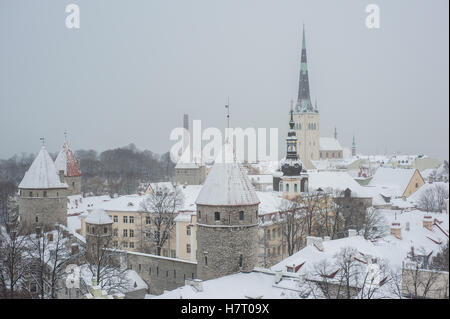 Tallinn, Estland, 8. November 2016. Blick auf die Altstadt von Tallinn. Laut der Zeitung Postimees Vorsitzenden der fünf estnische Fraktionen nach einem Treffen am Dienstag Nachmittag eingeladen Premierminister Taavi Roivas, der Vorsitzende der Demokratischen Partei zum Rücktritt als Regierungschef am Mittwoch oder jeder anderen Form alle fünf Parteien werden kein Vertrauen in ihn. Estnische Ministerpräsident Taavi Roivas Gesichter Vertrauensvotum, nachdem Koalition am Montag Abend bricht zusammen. Bildnachweis: Nicolas Bouvy/Alamy Live-Nachrichten Stockfoto