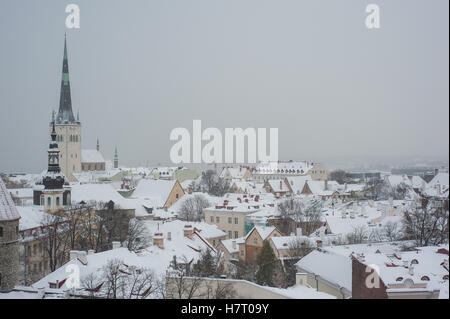 Tallinn, Estland, 8. November 2016. Blick auf die Altstadt von Tallinn. Laut der Zeitung Postimees Vorsitzenden der fünf estnische Fraktionen nach einem Treffen am Dienstag Nachmittag eingeladen Premierminister Taavi Roivas, der Vorsitzende der Demokratischen Partei zum Rücktritt als Regierungschef am Mittwoch oder jeder anderen Form alle fünf Parteien werden kein Vertrauen in ihn. Estnische Ministerpräsident Taavi Roivas Gesichter Vertrauensvotum, nachdem Koalition am Montag Abend bricht zusammen. Bildnachweis: Nicolas Bouvy/Alamy Live-Nachrichten Stockfoto