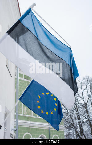 Tallinn, Estland, 8. November 2016.  Estnische und europäischen Flaggen stehen in der Altstadt von Tallinn. Laut der Zeitung Postimees Vorsitzenden der fünf estnische Fraktionen nach einem Treffen am Dienstag Nachmittag eingeladen Premierminister Taavi Roivas, der Vorsitzende der Demokratischen Partei zum Rücktritt als Regierungschef am Mittwoch oder jeder anderen Form alle fünf Parteien werden kein Vertrauen in ihn. Estnische Ministerpräsident Taavi Roivas Gesichter Vertrauensvotum, nachdem Koalition am Montag Abend bricht zusammen. Bildnachweis: Nicolas Bouvy/Alamy Live-Nachrichten Stockfoto