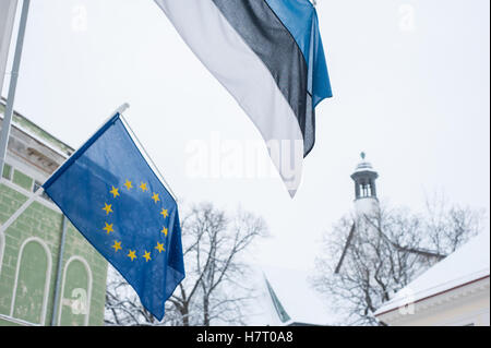 Tallinn, Estland, 8. November 2016. Estnische und europäischen Flaggen stehen in der Altstadt von Tallinn. Laut der Zeitung Postimees Vorsitzenden der fünf estnische Fraktionen nach einem Treffen am Dienstag Nachmittag eingeladen Premierminister Taavi Roivas, der Vorsitzende der Demokratischen Partei zum Rücktritt als Regierungschef am Mittwoch oder jeder anderen Form alle fünf Parteien werden kein Vertrauen in ihn. Estnische Ministerpräsident Taavi Roivas Gesichter Vertrauensvotum, nachdem Koalition am Montag Abend bricht zusammen. Bildnachweis: Nicolas Bouvy/Alamy Live-Nachrichten Stockfoto