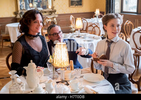 Bueckenburg, Deutschland. 8. November 2016. Die Schauspielerin Natalia Woerner porträtiert Mata Hari (L), die Schauspielerin Nora von Waldstaetten Darstellung Elisabeth Schragmueller (R) und der Regisseur Kai Christiansen (M) während der Dreharbeiten Bremse des Dokumentarfilms 'Mata Hari Und Mademoiselle Docteur' in Bueckenburg, Deutschland, 8. November 2016 zu sprechen. Die deutschen öffentlich-rechtlichen Sender ARD lüftet das Doku-Drama im Jahr 2017. Foto: Peter Steffen/Dpa/Alamy Live News Stockfoto