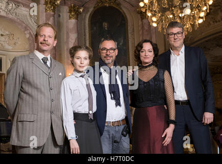 Bueckenburg, Deutschland. 8. November 2016. Die Schauspieler Patrick Joswig spielt die Rolle des Paul von Roepell (L-R), stehen Nora von Waldstaetten porträtiert Elisabeth Schragmueller, Direktor Kai Christiansen, Natalia Woerner Darstellung von Mata Hari und der Hersteller von Vencent TV, Matthias Martens an der Dreharbeiten Pausen des Dokumentarfilms 'Mata Hari Und Mademoiselle Docteur' in Bueckenburg, Deutschland, 8. November 2016. Die deutschen öffentlich-rechtlichen Sender ARD lüftet das Doku-Drama im Jahr 2017. Foto: Peter Steffen/Dpa/Alamy Live News Stockfoto