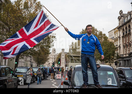 London, UK. 8. November 2016. Schwarzen Taxifahrer repräsentieren die United Taxifahrer Group (UCG), London Cab Drivers Club und RMT blockieren Whitehall als Teil eines Protestes auf die Regierung, eine öffentliche Untersuchung der Transport for London (TfL) starten Druck soll Verwaltung der Verkehrsinfrastruktur und sein Scheitern, Staus und erhöhte Luftverschmutzung in London zu verhindern. Bildnachweis: Mark Kerrison/Alamy Live-Nachrichten Stockfoto