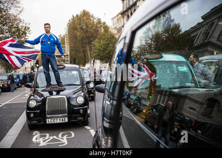 London, UK. 8. November 2016. Schwarzen Taxifahrer repräsentieren die United Taxifahrer Group (UCG), London Cab Drivers Club und RMT blockieren Whitehall als Teil eines Protestes auf die Regierung, eine öffentliche Untersuchung der Transport for London (TfL) starten Druck soll Verwaltung der Verkehrsinfrastruktur und sein Scheitern, Staus und erhöhte Luftverschmutzung in London zu verhindern. Bildnachweis: Mark Kerrison/Alamy Live-Nachrichten Stockfoto