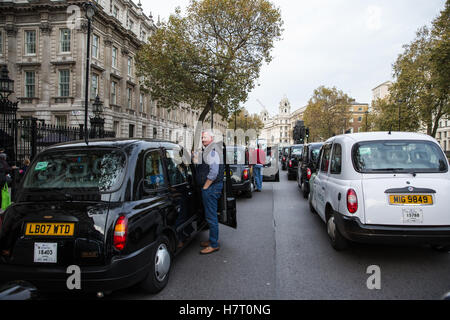 London, UK. 8. November 2016. Schwarzen Taxifahrer repräsentieren die United Taxifahrer Group (UCG), London Cab Drivers Club und RMT blockieren Whitehall als Teil eines Protestes auf die Regierung, eine öffentliche Untersuchung der Transport for London (TfL) starten Druck soll Verwaltung der Verkehrsinfrastruktur und sein Scheitern, Staus und erhöhte Luftverschmutzung in London zu verhindern. Stockfoto