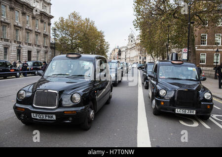London, UK. 8. November 2016. Schwarzen Taxifahrer repräsentieren die United Taxifahrer Group (UCG), London Cab Drivers Club und RMT blockieren Whitehall als Teil eines Protestes auf die Regierung, eine öffentliche Untersuchung der Transport for London (TfL) starten Druck soll Verwaltung der Verkehrsinfrastruktur und sein Scheitern, Staus und erhöhte Luftverschmutzung in London zu verhindern. Stockfoto