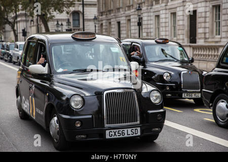 London, UK. 8. November 2016. Schwarzen Taxifahrer repräsentieren die United Taxifahrer Group (UCG), London Cab Drivers Club und RMT blockieren Whitehall als Teil eines Protestes auf die Regierung, eine öffentliche Untersuchung der Transport for London (TfL) starten Druck soll Verwaltung der Verkehrsinfrastruktur und sein Scheitern, Staus und erhöhte Luftverschmutzung in London zu verhindern. Stockfoto