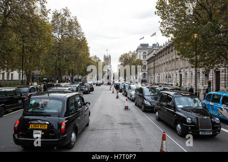 London, UK. 8. November 2016. Schwarzen Taxifahrer repräsentieren die United Taxifahrer Group (UCG), London Cab Drivers Club und RMT blockieren Whitehall als Teil eines Protestes auf die Regierung, eine öffentliche Untersuchung der Transport for London (TfL) starten Druck soll Verwaltung der Verkehrsinfrastruktur und sein Scheitern, Staus und erhöhte Luftverschmutzung in London zu verhindern. Stockfoto