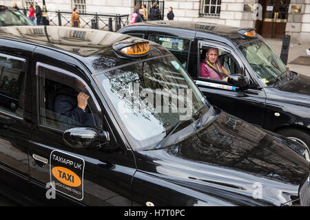 London, UK. 8. November 2016. Schwarzen Taxifahrer repräsentieren die United Taxifahrer Group (UCG), London Cab Drivers Club und RMT blockieren Whitehall als Teil eines Protestes auf die Regierung, eine öffentliche Untersuchung der Transport for London (TfL) starten Druck soll Verwaltung der Verkehrsinfrastruktur und sein Scheitern, Staus und erhöhte Luftverschmutzung in London zu verhindern. Stockfoto