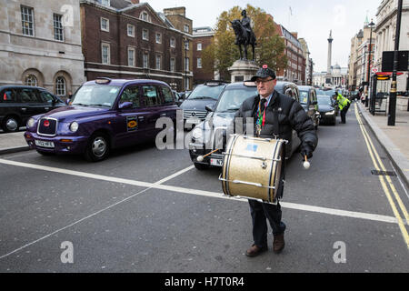 London, UK. 8. November 2016. Schwarzen Taxifahrer repräsentieren die United Taxifahrer Group (UCG), London Cab Drivers Club und RMT blockieren Whitehall als Teil eines Protestes auf die Regierung, eine öffentliche Untersuchung der Transport for London (TfL) starten Druck soll Verwaltung der Verkehrsinfrastruktur und sein Scheitern, Staus und erhöhte Luftverschmutzung in London zu verhindern. Stockfoto