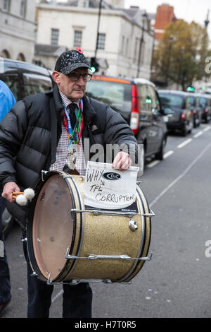 London, UK. 8. November 2016. Schwarzen Taxifahrer repräsentieren die United Taxifahrer Group (UCG), London Cab Drivers Club und RMT blockieren Whitehall als Teil eines Protestes auf die Regierung, eine öffentliche Untersuchung der Transport for London (TfL) starten Druck soll Verwaltung der Verkehrsinfrastruktur und sein Scheitern, Staus und erhöhte Luftverschmutzung in London zu verhindern. Stockfoto
