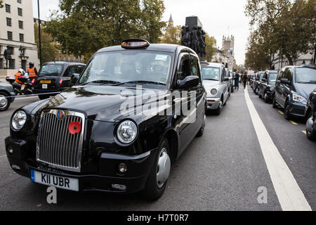 London, UK. 8. November 2016. Schwarzen Taxifahrer repräsentieren die United Taxifahrer Group (UCG), London Cab Drivers Club und RMT blockieren Whitehall als Teil eines Protestes auf die Regierung, eine öffentliche Untersuchung der Transport for London (TfL) starten Druck soll Verwaltung der Verkehrsinfrastruktur und sein Scheitern, Staus und erhöhte Luftverschmutzung in London zu verhindern. Stockfoto