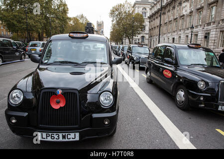 London, UK. 8. November 2016. Schwarzen Taxifahrer repräsentieren die United Taxifahrer Group (UCG), London Cab Drivers Club und RMT blockieren Whitehall als Teil eines Protestes auf die Regierung, eine öffentliche Untersuchung der Transport for London (TfL) starten Druck soll Verwaltung der Verkehrsinfrastruktur und sein Scheitern, Staus und erhöhte Luftverschmutzung in London zu verhindern. Stockfoto