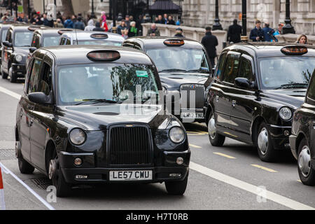 London, UK. 8. November 2016. Schwarzen Taxifahrer repräsentieren die United Taxifahrer Group (UCG), London Cab Drivers Club und RMT blockieren Whitehall als Teil eines Protestes auf die Regierung, eine öffentliche Untersuchung der Transport for London (TfL) starten Druck soll Verwaltung der Verkehrsinfrastruktur und sein Scheitern, Staus und erhöhte Luftverschmutzung in London zu verhindern. Stockfoto