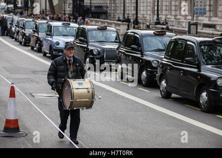 London, UK. 8. November 2016. Schwarzen Taxifahrer repräsentieren die United Taxifahrer Group (UCG), London Cab Drivers Club und RMT blockieren Whitehall als Teil eines Protestes auf die Regierung, eine öffentliche Untersuchung der Transport for London (TfL) starten Druck soll Verwaltung der Verkehrsinfrastruktur und sein Scheitern, Staus und erhöhte Luftverschmutzung in London zu verhindern. Stockfoto