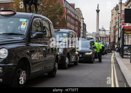 London, UK. 8. November 2016. Schwarzen Taxifahrer repräsentieren die United Taxifahrer Group (UCG), London Cab Drivers Club und RMT blockieren Whitehall als Teil eines Protestes auf die Regierung, eine öffentliche Untersuchung der Transport for London (TfL) starten Druck soll Verwaltung der Verkehrsinfrastruktur und sein Scheitern, Staus und erhöhte Luftverschmutzung in London zu verhindern. Stockfoto