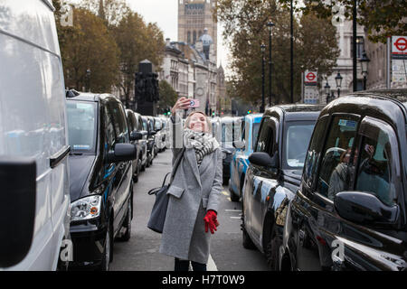 London, UK. 8. November 2016. Schwarzen Taxifahrer repräsentieren die United Taxifahrer Group (UCG), London Cab Drivers Club und RMT blockieren Whitehall als Teil eines Protestes auf die Regierung, eine öffentliche Untersuchung der Transport for London (TfL) starten Druck soll Verwaltung der Verkehrsinfrastruktur und sein Scheitern, Staus und erhöhte Luftverschmutzung in London zu verhindern. Stockfoto