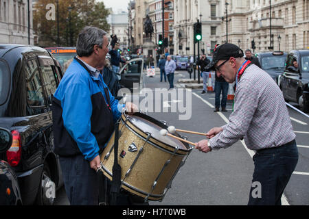 London, UK. 8. November 2016. Schwarzen Taxifahrer repräsentieren die United Taxifahrer Group (UCG), London Cab Drivers Club und RMT blockieren Whitehall als Teil eines Protestes auf die Regierung, eine öffentliche Untersuchung der Transport for London (TfL) starten Druck soll Verwaltung der Verkehrsinfrastruktur und sein Scheitern, Staus und erhöhte Luftverschmutzung in London zu verhindern. Stockfoto
