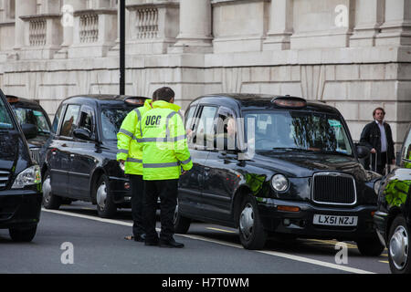 London, UK. 8. November 2016. Schwarzen Taxifahrer repräsentieren die United Taxifahrer Group (UCG), London Cab Drivers Club und RMT blockieren Whitehall als Teil eines Protestes auf die Regierung, eine öffentliche Untersuchung der Transport for London (TfL) starten Druck soll Verwaltung der Verkehrsinfrastruktur und sein Scheitern, Staus und erhöhte Luftverschmutzung in London zu verhindern. Stockfoto