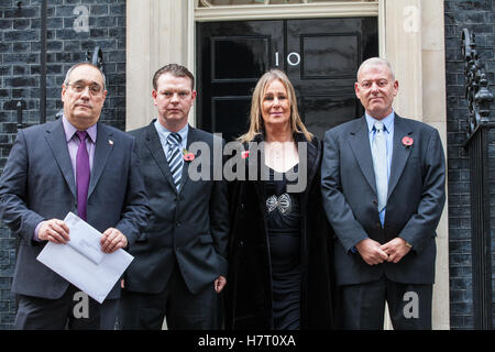 London, UK. 8. November 2016. Präsentieren Sie Len Martin, Generalsekretär der United Taxifahrer Group, Lee Osborne, Vorstandsmitglied der United Taxifahrer Group, Angela Clarkson, Sekretär des Arbeitskreises United Taxifahrer und Trevor Merrills, stellvertretender Generalsekretär der United Taxifahrer Gruppe einen Brief Theresa May in 10 Downing Street. Stockfoto