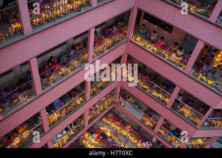 Dhaka, Dhaka, Bangladesh. 8. November 2016. 8. November 2016 Dhaka, Bangladesch - Hindus Gemeinde Menschen mit Licht Kerze versammeln, um einen religiösen hinduistischen Festival Rakher Upabas in Shamibag Loknath Dham in Dhaka zu feiern. Setzen Sie sich vor Kerzen Licht und absorbieren im Gebet Lokenath Brahmachari, Baba Lokenath genannt wird, war ein 18. Jahrhundert hinduistischen Heiligen und Philosoph in Bengalen. Hinduistische Gläubige Fasten und beten ernsthaft an die Götter für ihre Gefälligkeiten während des traditionellen Rituals Kartik Brati oder Rakher Upobash genannt. Stockfoto