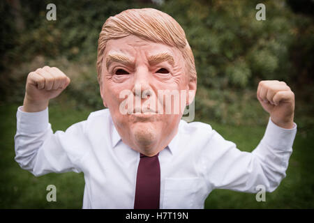 Manchester, UK. 8. November 2016. VEREINIGTES KÖNIGREICH. Jude Harrison, 7, verkleidet als Präsidentschafts Kandidat Donald Trump am Wahltag. Bildnachweis: Howard Harrison/Alamy Live-Nachrichten Stockfoto