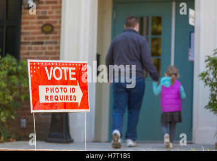 Arlington, Virginia, USA. 8. November 2016. Wähler am Wahltag Präsidenten. Bildnachweis: Rob Crandall/Alamy Live-Nachrichten Stockfoto