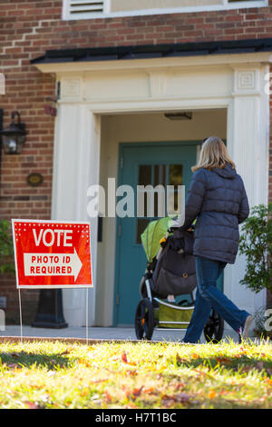 Arlington, Virginia, USA. 8. November 2016. Wähler am Wahltag Präsidenten. Bildnachweis: Rob Crandall/Alamy Live-Nachrichten Stockfoto