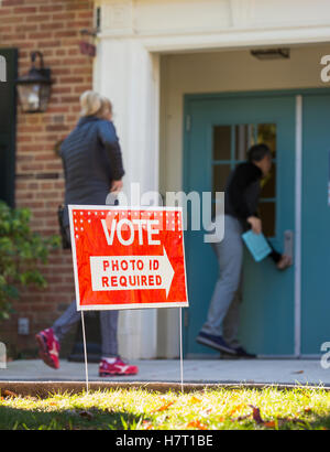 Arlington, Virginia, USA. 8. November 2016. Wähler am Wahltag Präsidenten. Bildnachweis: Rob Crandall/Alamy Live-Nachrichten Stockfoto