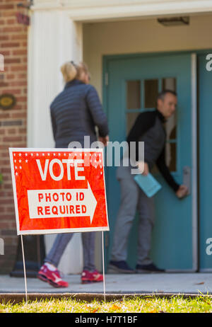 Arlington, Virginia, USA. 8. November 2016. Wähler am Wahltag Präsidenten. Bildnachweis: Rob Crandall/Alamy Live-Nachrichten Stockfoto